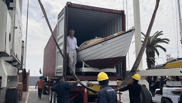 El bote llegó luego de cinco meses a Lima. "Cuando lo descargaron en el club náutico local, abrieron las puertas del contenedor y allí estaba mi Maiwar esperándome. Fue una sensación increíble".
