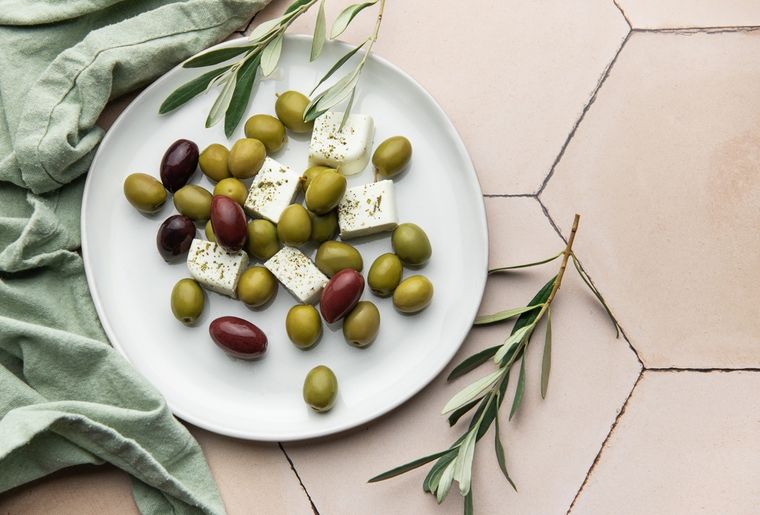 La receta de queso feta con aceitunas y orégano tiene raíces mediterráneas y se disfruta desde hace siglos en Grecia. La receta de queso feta con aceitunas y orégano tiene raíces mediterráneas y se disfruta desde hace siglos en Grecia.