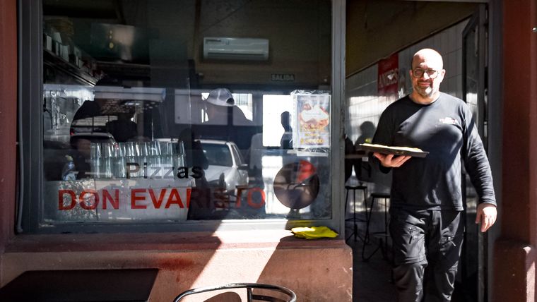 Marcelo atendiendo algunas mesas. En su mano lleva orgulloso su producto estrella. Marcelo atendiendo algunas mesas. En su mano lleva orgulloso su producto estrella.