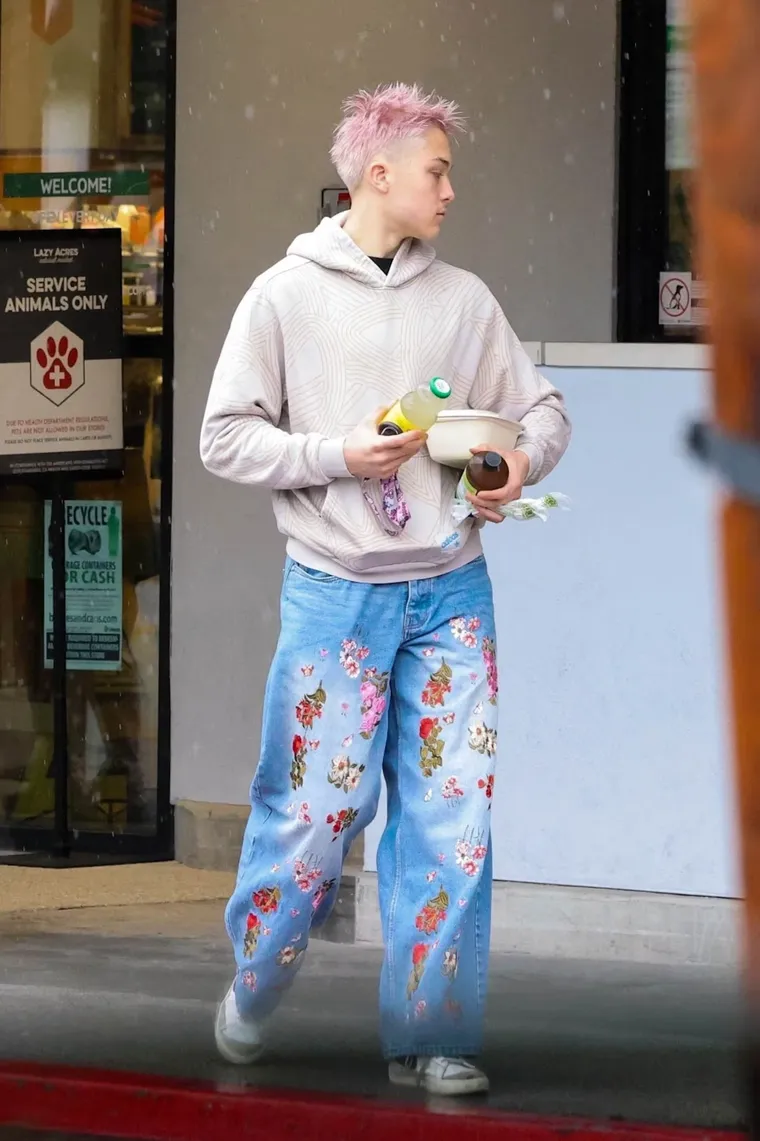 Knox Jolie-Pitt apareció con el cabello rosado. Knox Jolie-Pitt apareció con el cabello rosado.