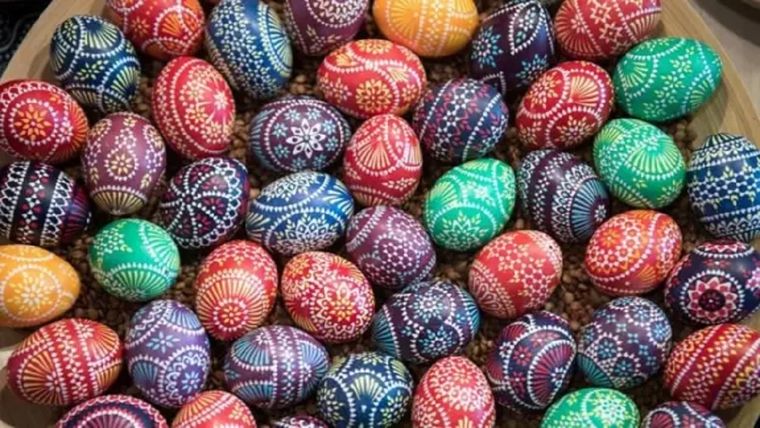 Los huevos representan la vida y el renacimiento, y la tradición de decorarlos se remonta a la Edad Media. Foto: BBC