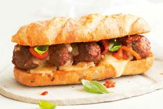 El sándwich de albóndigas de convirtió en un clásico de la cocina en América. Foto: Taste Australia - https://img.taste.com.au/-Hy7BFYS/taste/2016/11/cheesy-meatball-sub-102979-1.jpeg