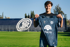 Sheyko Studer posa con la camiseta azul. Foto: Prensa Independiente Rivadavia