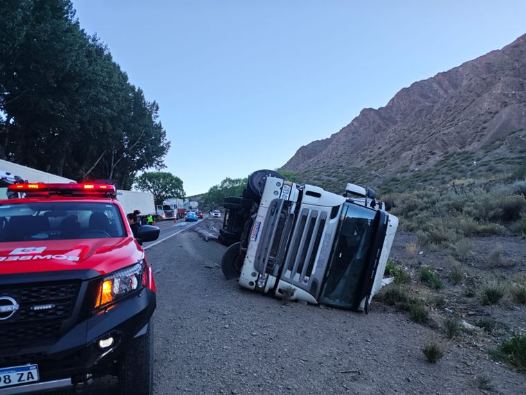 El camión, con patente brasileña, volcó en la ruta 7 y dejó al conductor atrapado. Tras el rescate, fue traslado a un hospital.