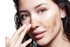 Luce una piel de parcela con una mascarilla de café ¡Dile adiós a las arrugas!