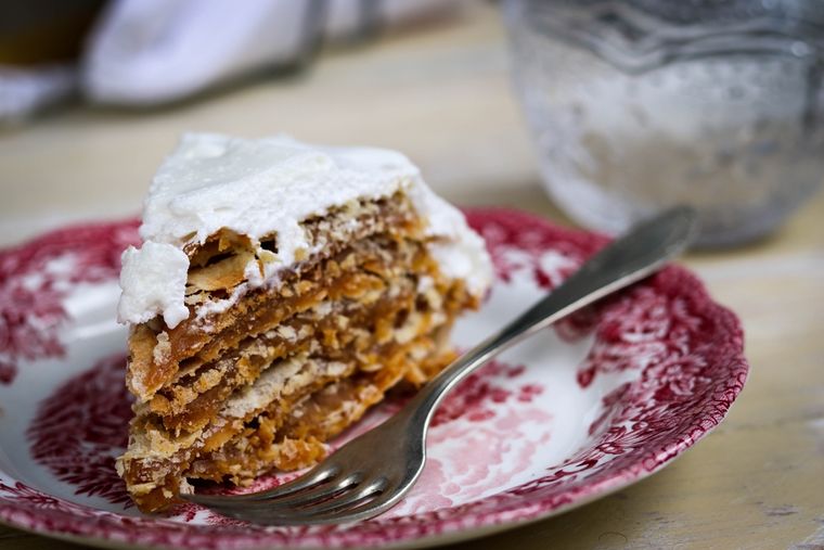 La receta se compone de múltiples capas finas y crujientes, rellenas con dulce de leche, que le dan una textura única. La receta se compone de múltiples capas finas y crujientes, rellenas con dulce de leche, que le dan una textura única.