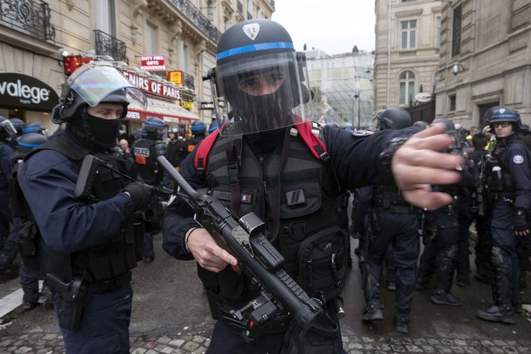 Tensión Pasada la tregua que pareció traer la pandemia, los gilets jaunes retornaron a las calles y se enfrentaron a la Policía. Foto: Télam.