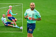 Dani Alves El lateral brasileño fue con todo contra sus compañeros.