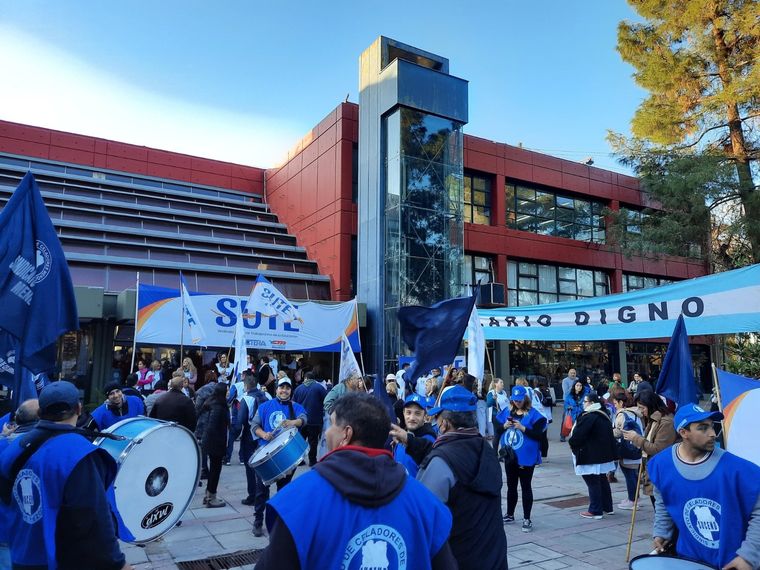 Afiliados al SUTE en las afueras de Centro de Congresos y Exposiciones