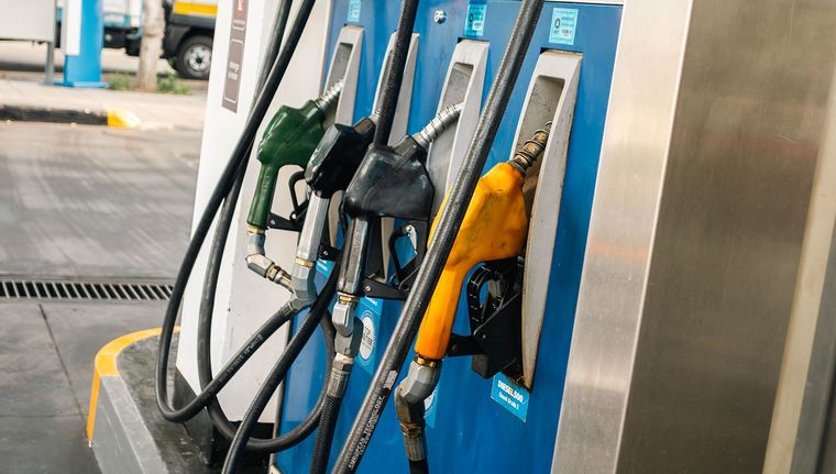 Recomiendan a los automovilistas prever sus necesidades de combustible antes del cierre nocturno de Nochebuena. Foto: Santiago Tagua/MDZ