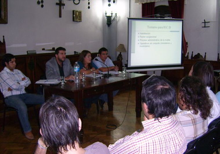 Una nutrida concurrencia en el Concejo debate sobre la diversión de los jóvenes