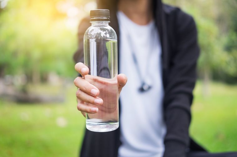 En épocas de calor, las botellas de agua se convierten en una herramienta fundamental del día a día. Foto: shuterstock En épocas de calor, las botellas de agua se convierten en una herramienta fundamental del día a día. Foto: shuterstock
