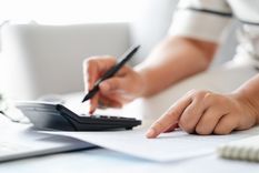 Septiembre llega con una batería de aumentos, que carcomerán una vez más los salarios.  Foto: Shutterstock