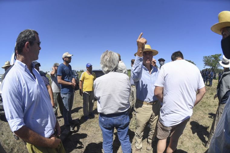 Luis Etchevehere, frente a la estancia Casa Nueva, donde se encuentra su hermana, en el marco del conflicto por la propiedad. Foto: Télam