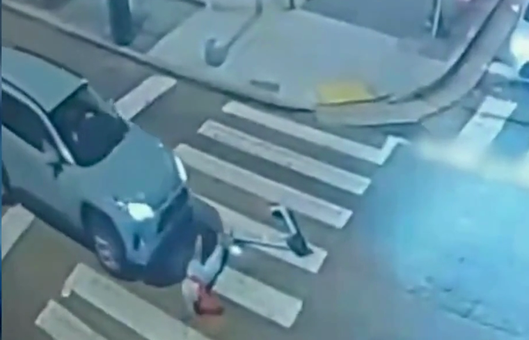 La joven quedó tendida en la senda peatonal después de caerse del monopatín eléctrico.