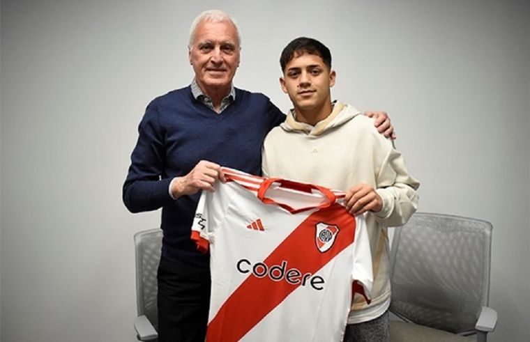 Thiago Acosta junto al dirigente de River Eduardo Barrionuevo. Foto: Prensa River Plate. Thiago Acosta junto al dirigente de River Eduardo Barrionuevo. Foto: Prensa River Plate.