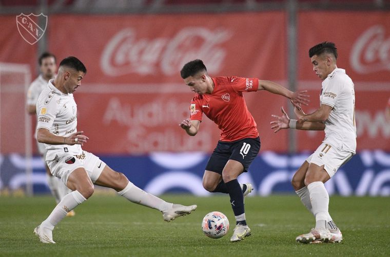 Alan Soñora domina la pelota ante la marca de Colón. Foto: Independiente