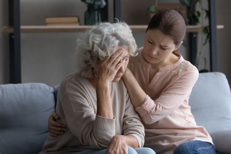 En muchas ocasiones, al envejecer, los roles de madre e hija se invierten. Foto: Shutterstock.