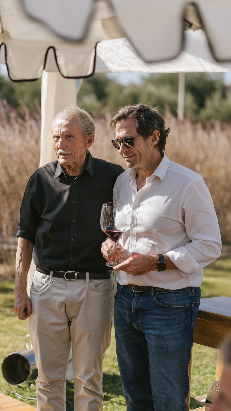 Se llaman igual, y ambos son protagonistas de la vitivinicultura argentina: los dos son Alberto Arizu. Se llaman igual, y ambos son protagonistas de la vitivinicultura argentina: los dos son Alberto Arizu.