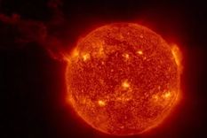 Esta imagen es absolutamente espectacular porque se ve material solar que está saliendo literalmente del Sol a distancias de varios radios solares manteniendo la continuidad, señaló el físico solar José Carlos Del Toro Iniesta. Foto: ESA