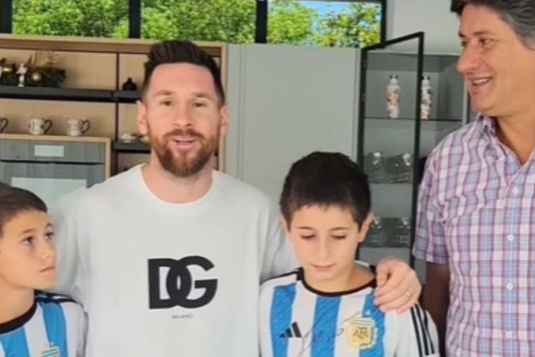 Messi junto al intendente de Funes y dos niños.
