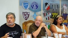 Omar Sperdutti, presidente de la Liga Mendocina de Fútbol, encabezó la primera reunión del año. Omar Sperdutti, presidente de la Liga Mendocina de Fútbol, encabezó la primera reunión del año.