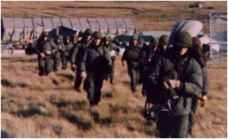 El 2 de abril de 1982 las tropas argentinas desembarcaron en las islas.  Foto: @archivo.malvinas