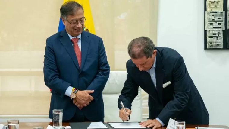 Gustavo Petro y José Félix Lafaurie en la firma de un histórico acuerdo de tierras. Foto: PRENSA PRESIDENCIA DE COLOMBIA