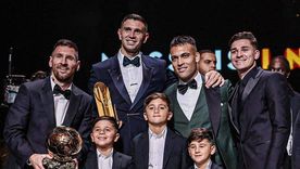 Todos los looks más virales de la entrega del Balón de Oro, al final de la nota. Foto: @ataquefutbolero