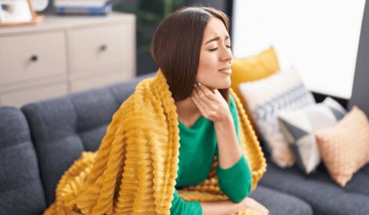 El dolor de garganta suele ser una de las más fuertes molestias (Shutterstock).