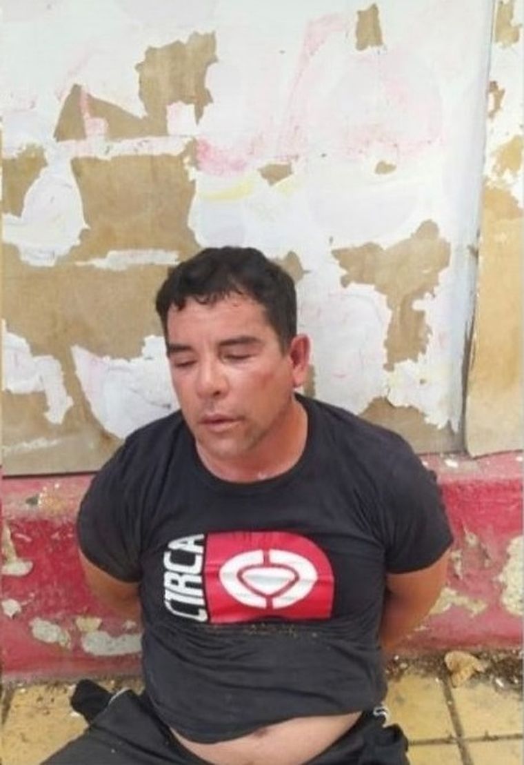 El hombre fue fotografiado por vecinos de la zona que lo atraparon hasta que llegaran los efectivos policiales
