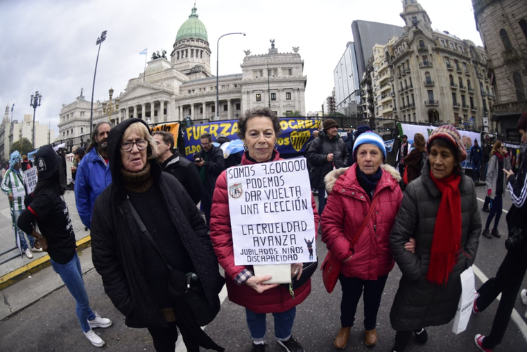 Los manifestantes en la marcha por la emergencia en discapacidad y jubilados en el Congreso. Los manifestantes en la marcha por la emergencia en discapacidad y jubilados en el Congreso.