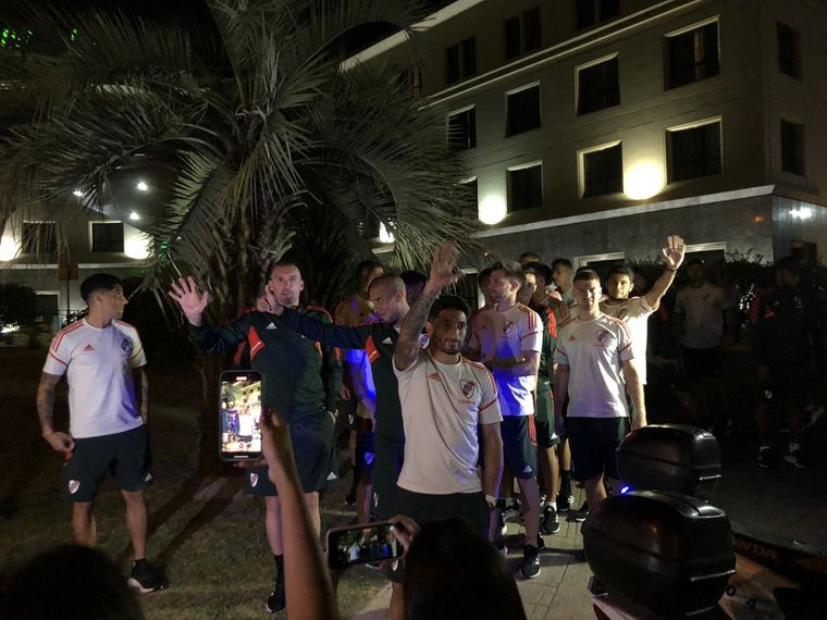 Los jugadores saludan a la gente al llegar a Córdoba. Foto: @PauloFilippini