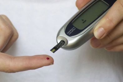 MDZol | Los controles de la glucemia con tirillas reactivas o sensores de glucosa son herramientas valiosas para prevenir las temidas complicaciones de esta enfermedad crónica que mayormente no presenta síntomas. Foto: MDZ