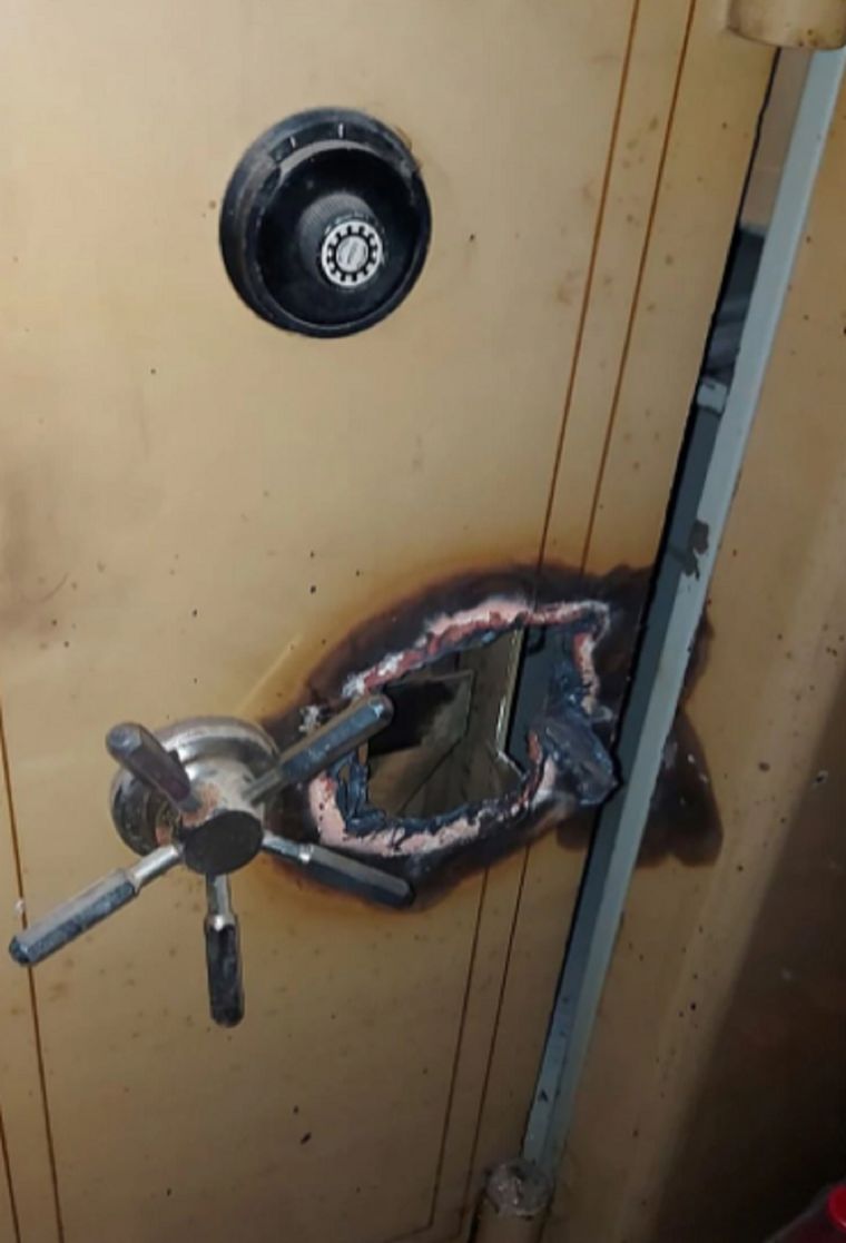 Los delincuentes reventaron la caja fuerte del supermercado.