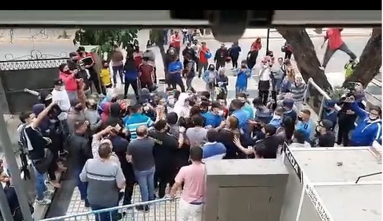 Un grupo de manifestantes intentó tomar la municipalidad de La Rioja.