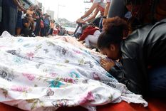 Familiares despidieron este miércoles a sus seres queridos muertos en el megaoperativo policial contra el grupo narco. Familiares despidieron este miércoles a sus seres queridos muertos en el megaoperativo policial contra el grupo narco.