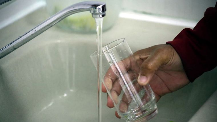 El agua potable de los purificadores, en la mira de Anmat. 
