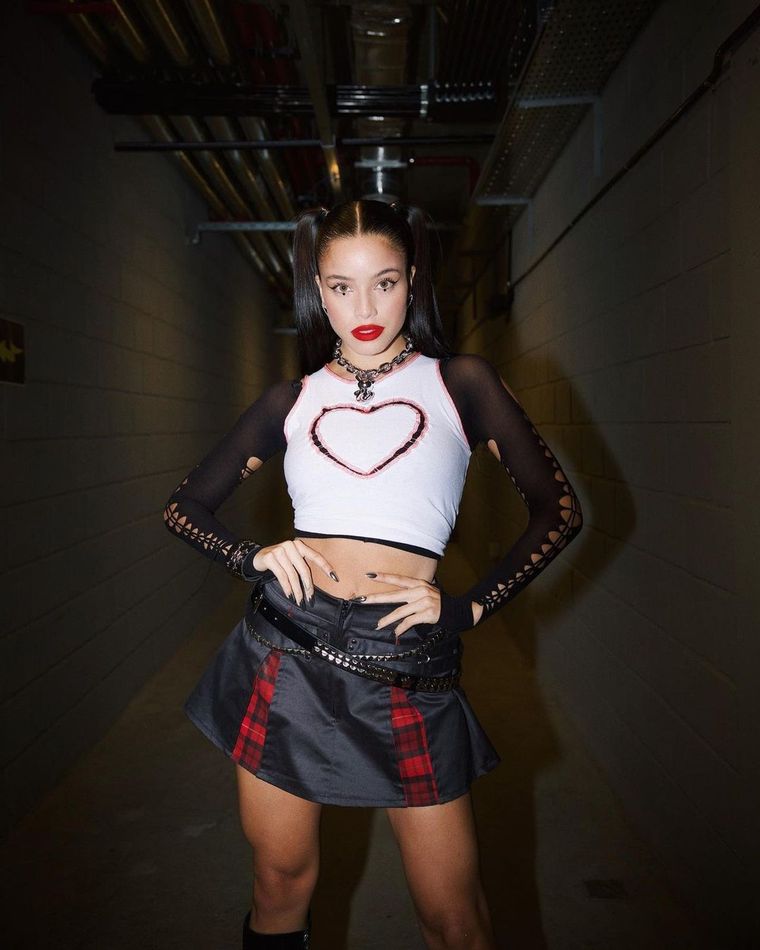 Emilia Mernes nos propone una nueva manera de ver las típicas minifaldas desde una perspectiva más arriesgada Foto: Instagram