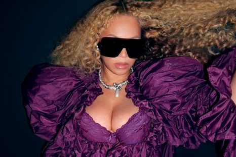Beyoncé impulsa el regreso del glamour extremo con vestuarios futuristas. Beyoncé impulsa el regreso del glamour extremo con vestuarios futuristas.
