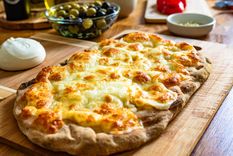 Receta de pizza blanca con ajo y hierbas frescas: ¡imperdible!.