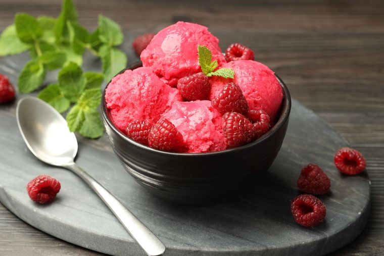Prepara esta receta de helado de frambuesas casero y muy cremoso.