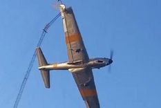 casi una tragedia: una avioneta hacia acrobacias y choco contra una antena