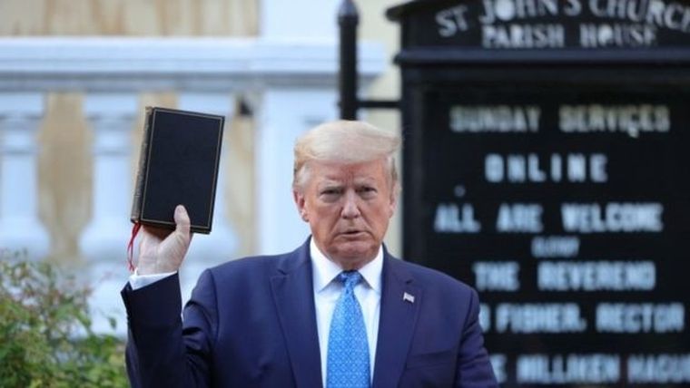 En una protesta, las fuerzas de seguridad en Washington DC dispararon gas pimienta y gases lacrimógenos para dispersar a los manifestantes fuera de la Casa Blanca, lo que permitió al presidente Donald Trump caminar a una iglesia cercana para tomarse una foto.