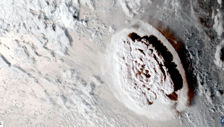 Vista aérea de la enorme erupción volcánica. Foto: ElTiempo.