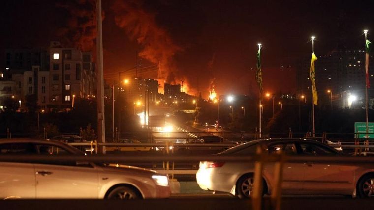 Los ataques de Israel en Irán dejaron más de 220 muertos. La respuesta de Teherán causó 10 muertes en una población cercana.