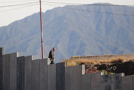 Se reactivó la construcción del muro de la UNCuyo. Foto: Walter Moreno/Mdz Se reactivó la construcción del muro de la UNCuyo. Foto: Walter Moreno/Mdz