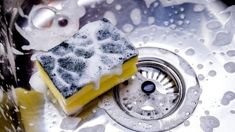 La esponja de la cocina es uno de los elementos con más gérmenes. Foto: GETTY IMAGES
