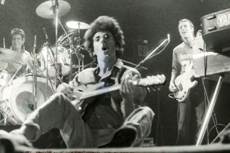 En Chile admiten que Charly García abrió las puertas para el desorrollo del rock nacional de ese país.  Nunca había presentado canciones de Serú Girán y Sui Generis. El momento esperado llegó el 3 de agosto de 1984 en un cine teatro de Santiago, con cinco recitales a sala llena y tocando No llores por mí Argentina (Serú Girán) y Canción para mi muerte (Sui Generis), más sus éxitos de Yendo de la cama al living, Clips modernos y Piano bar. Foto: Gentileza latercera.com.