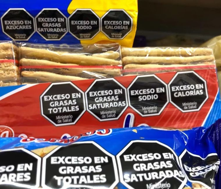 Octógonos negros que la mismísima ley puso al alcance de mis ojos, para que me entere de lo mal que me hace ese producto alimenticio. Foto: Gentileza Pablo Gómez.